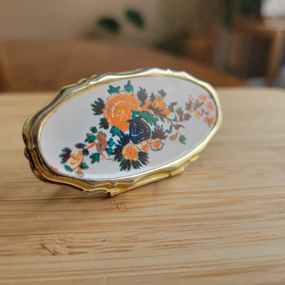 Vintage Oval Floral Compact Mirror Ring, Gold Tone, Adjustable, Statement Piece - Picture 3 of 4